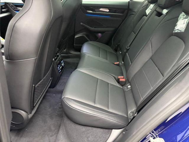 Photo of 2025 Gentian Blue Metallic Porsche Macan