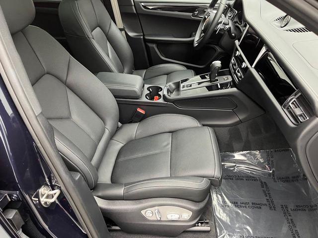 Photo of 2022 Night Blue Porsche Macan