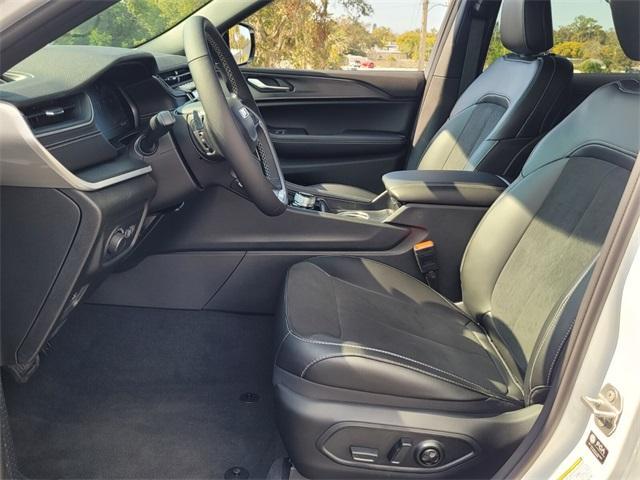 Photo of 2025 Bright White Clearcoat Jeep Grand Cherokee L
