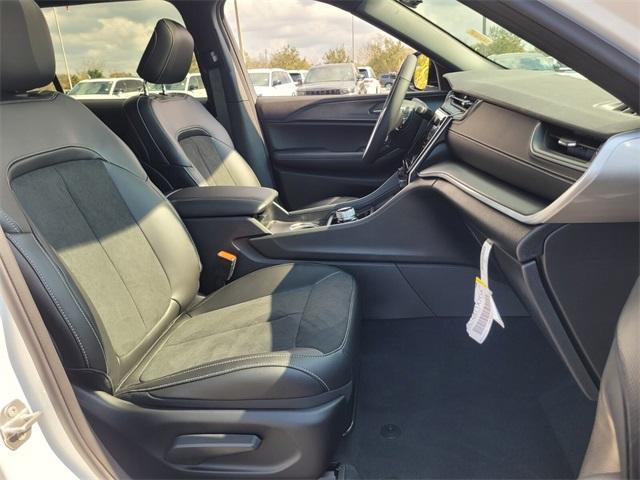 Photo of 2025 Bright White Clearcoat Jeep Grand Cherokee L