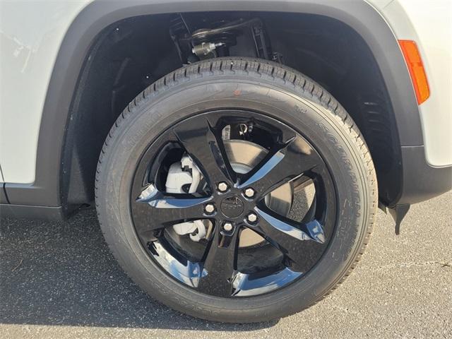 Photo of 2025 Bright White Clearcoat Jeep Grand Cherokee