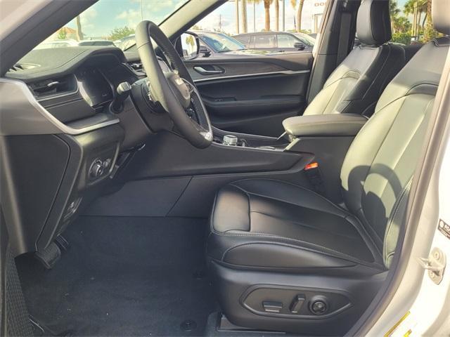 Photo of 2025 Bright White Clearcoat Jeep Grand Cherokee