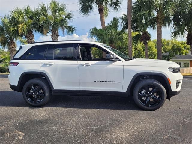 Photo of 2025 Bright White Clearcoat Jeep Grand Cherokee