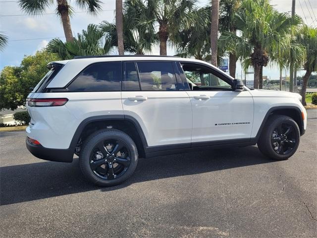 Photo of 2025 Bright White Clearcoat Jeep Grand Cherokee