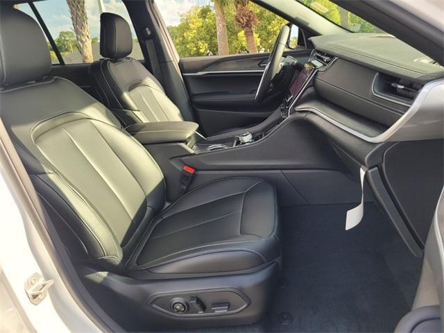 Photo of 2025 Bright White Clearcoat Jeep Grand Cherokee