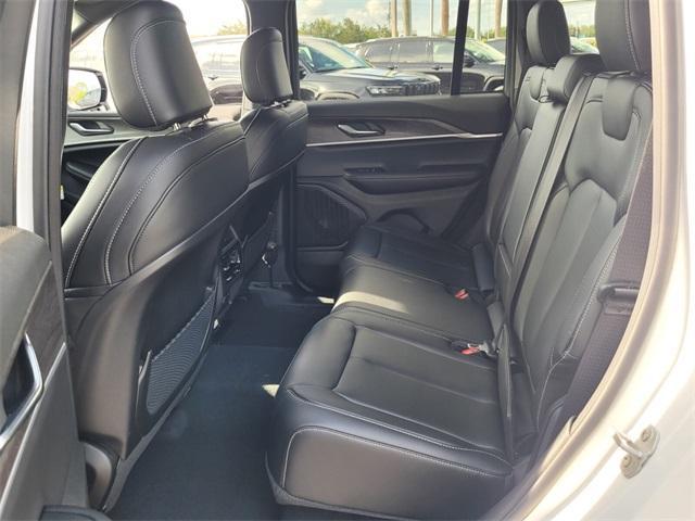 Photo of 2025 Bright White Clearcoat Jeep Grand Cherokee