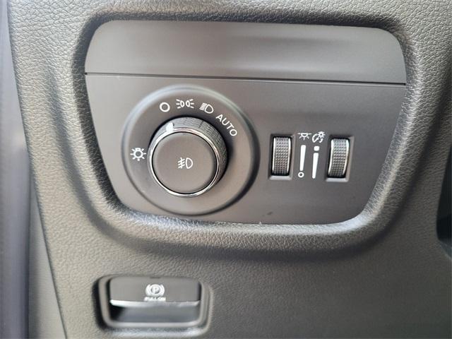 Photo of 2025 Bright White Clearcoat Jeep Grand Cherokee