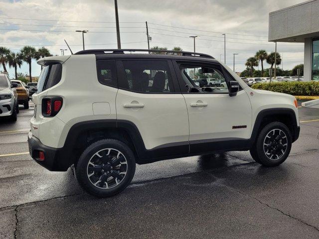 Photo of 2023 Alpine White Clearcoat Jeep Renegade