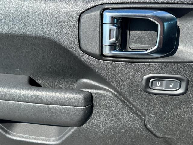Photo of 2025 Bright White Clearcoat Jeep Wrangler