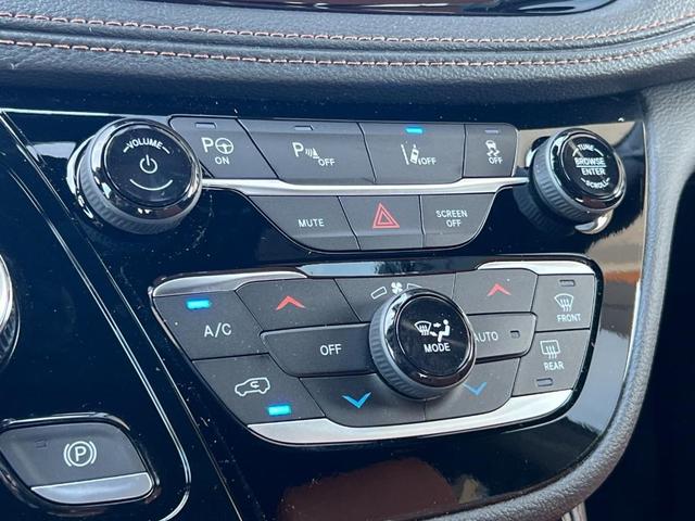 Photo of 2025 Diamond Black Chrysler Pacifica Hybrid