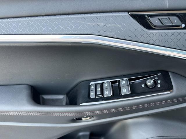 Photo of 2025 Bright White Clearcoat Jeep Wagoneer S