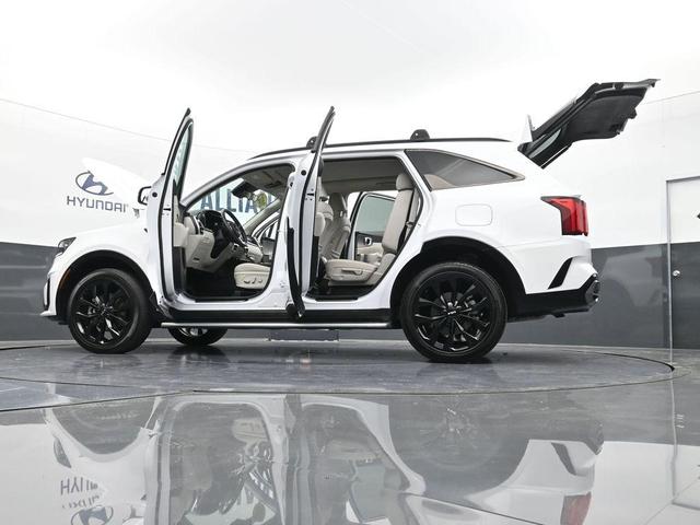 Photo of 2022 Glacial White Pearl Kia Sorento