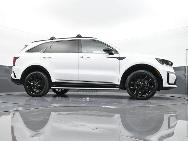 Photo of 2022 Glacial White Pearl Kia Sorento