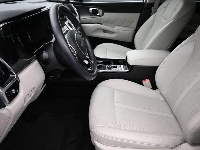 Photo of 2022 Glacial White Pearl Kia Sorento