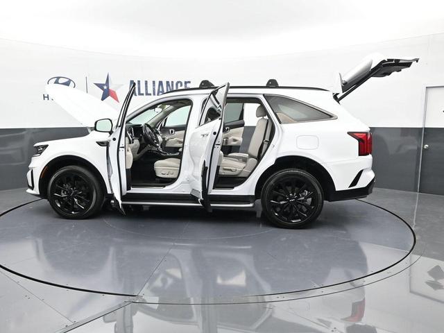 Photo of 2022 Glacial White Pearl Kia Sorento