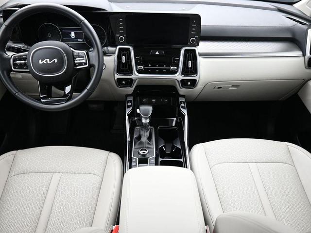 Photo of 2022 Glacial White Pearl Kia Sorento
