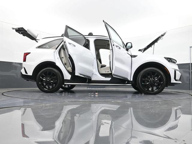 Photo of 2022 Glacial White Pearl Kia Sorento