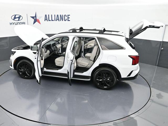 Photo of 2022 Glacial White Pearl Kia Sorento