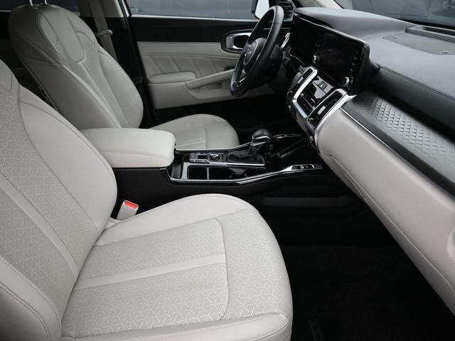 Photo of 2022 Glacial White Pearl Kia Sorento