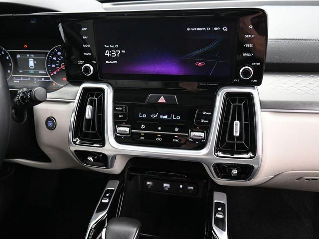Photo of 2022 Glacial White Pearl Kia Sorento