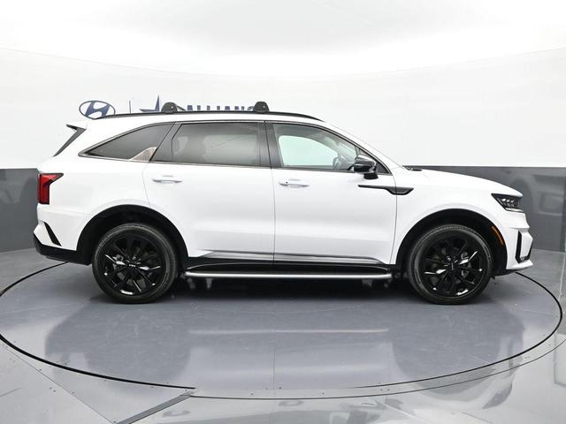 Photo of 2022 Glacial White Pearl Kia Sorento