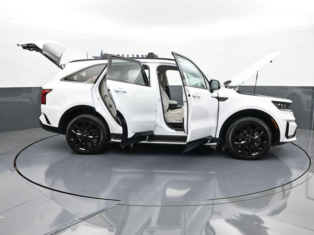 Photo of 2022 Glacial White Pearl Kia Sorento