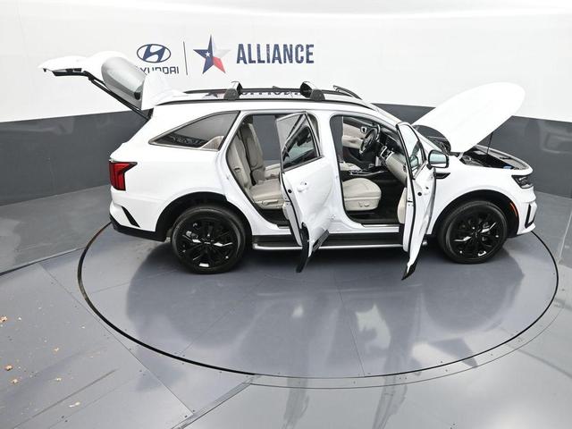 Photo of 2022 Glacial White Pearl Kia Sorento