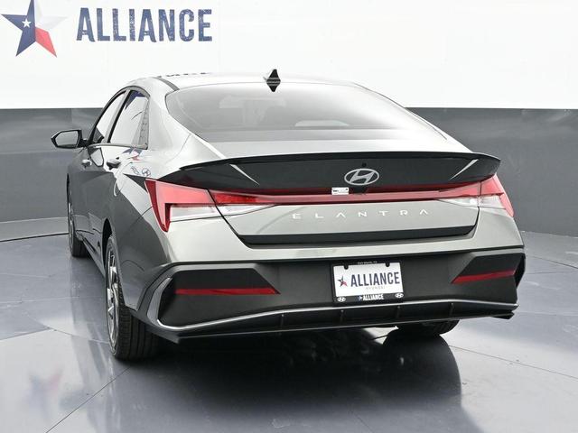 Photo of 2025 Gray Hyundai ELANTRA