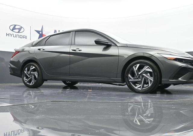 Photo of 2025 Gray Hyundai ELANTRA
