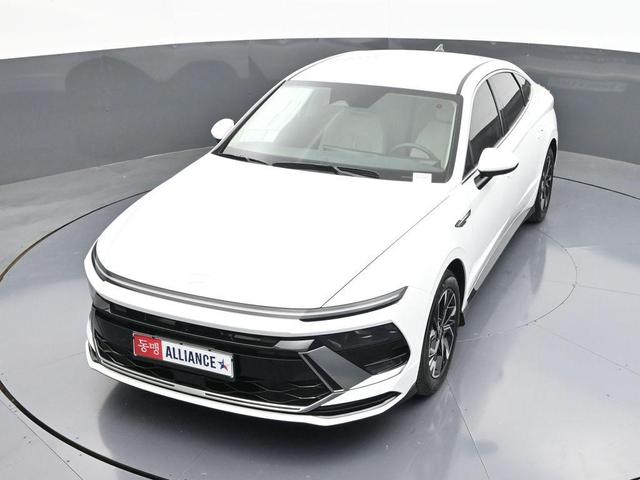 Photo of 2025 White Hyundai SONATA