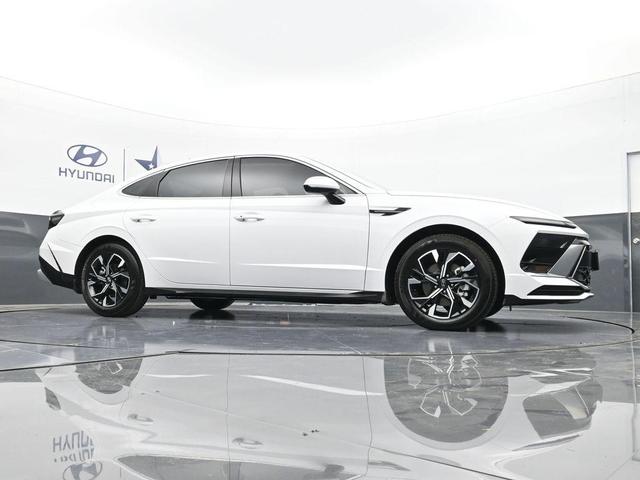Photo of 2025 White Hyundai SONATA