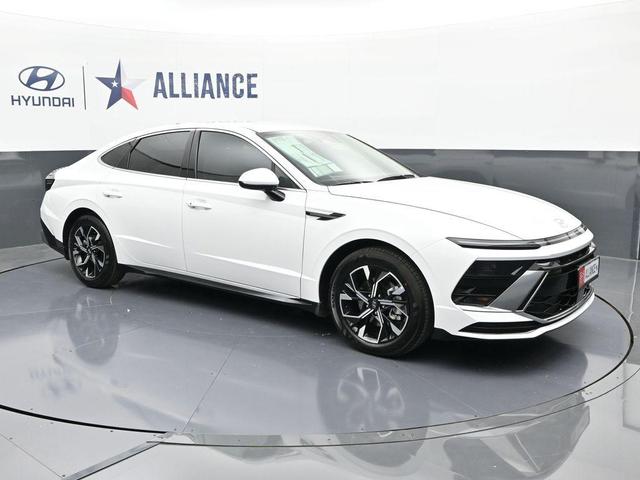 Photo of 2025 White Hyundai SONATA