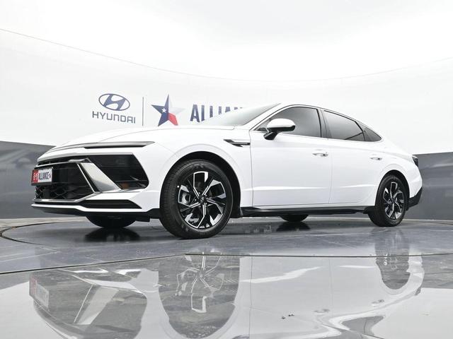 Photo of 2025 White Hyundai SONATA