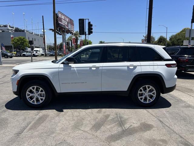 Photo of 2022 Bright White Clearcoat Jeep Grand Cherokee