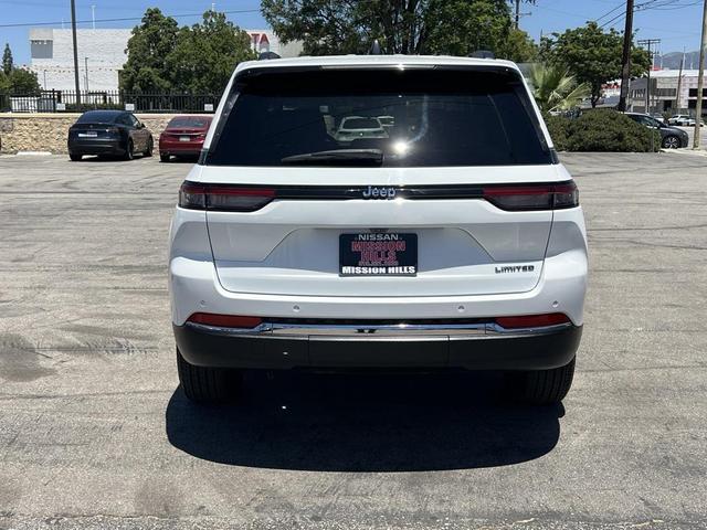 Photo of 2022 Bright White Clearcoat Jeep Grand Cherokee