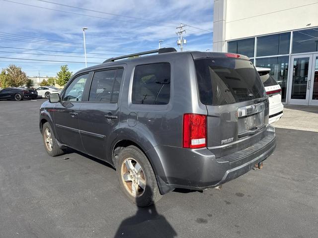 Photo of 2011 Alabaster Silver Metallic Honda Pilot