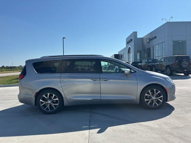 Photo of 2018 Billet Silver Metallic Clearcoat Chrysler Pacifica