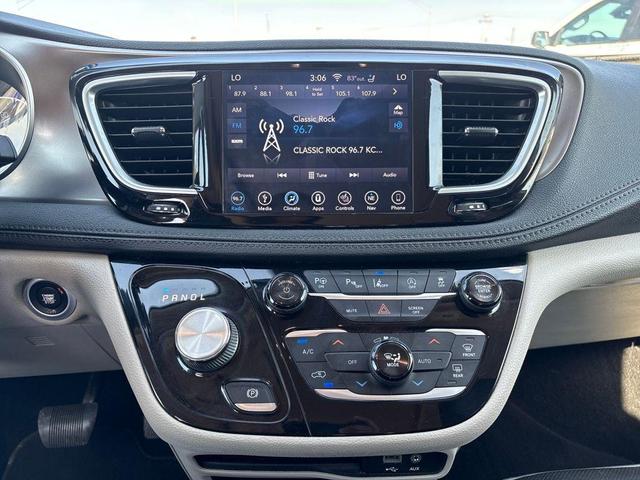 Photo of 2018 Billet Silver Metallic Clearcoat Chrysler Pacifica