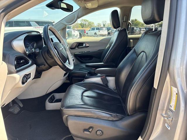Photo of 2018 Billet Silver Metallic Clearcoat Chrysler Pacifica