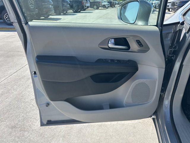 Photo of 2018 Billet Silver Metallic Clearcoat Chrysler Pacifica