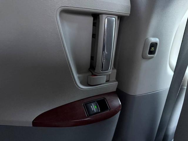 Photo of 2013 Predawn Gray Mica Toyota Sienna