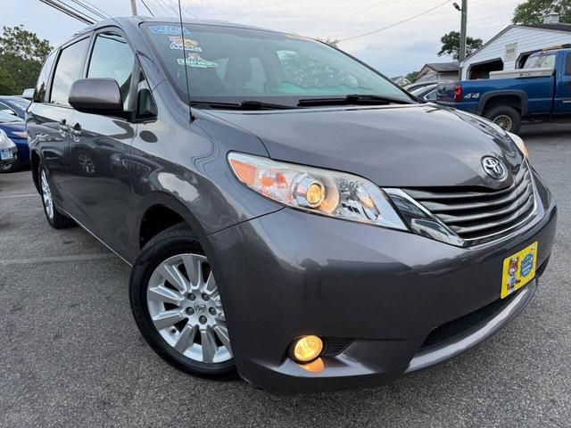 Photo of 2013 Predawn Gray Mica Toyota Sienna