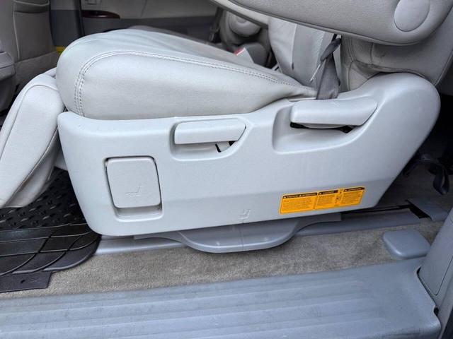 Photo of 2013 Predawn Gray Mica Toyota Sienna