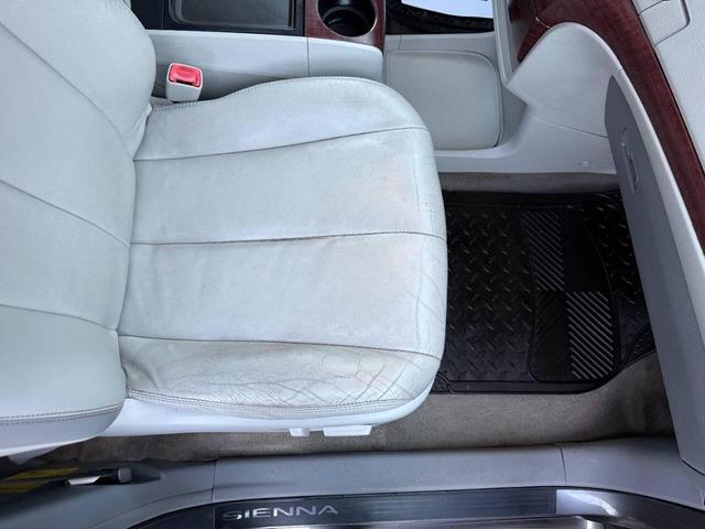 Photo of 2013 Predawn Gray Mica Toyota Sienna