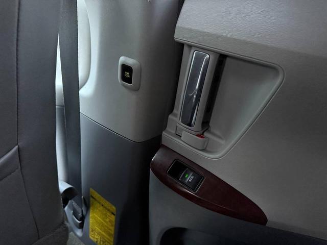 Photo of 2013 Predawn Gray Mica Toyota Sienna