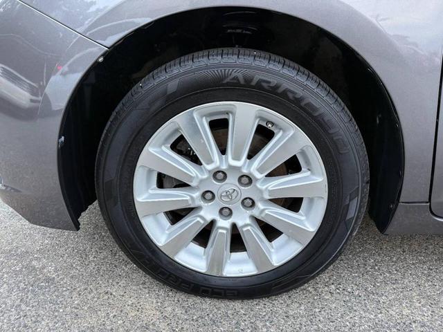Photo of 2013 Predawn Gray Mica Toyota Sienna