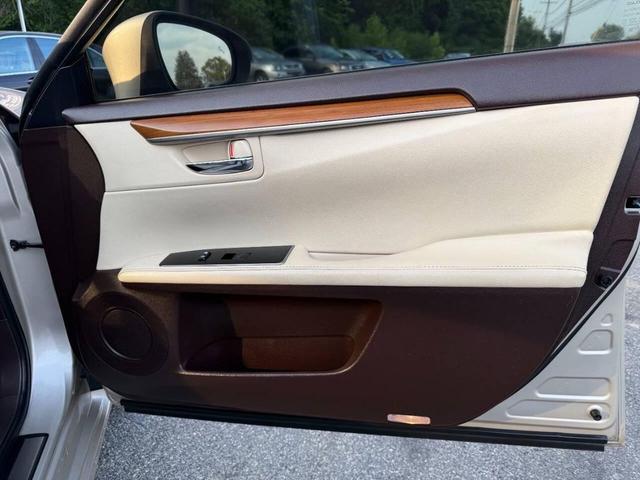 Photo of 2017 GOLD Lexus ES 300h