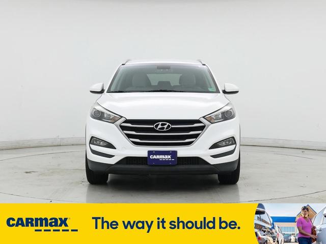 Photo of 2018 White Hyundai TUCSON