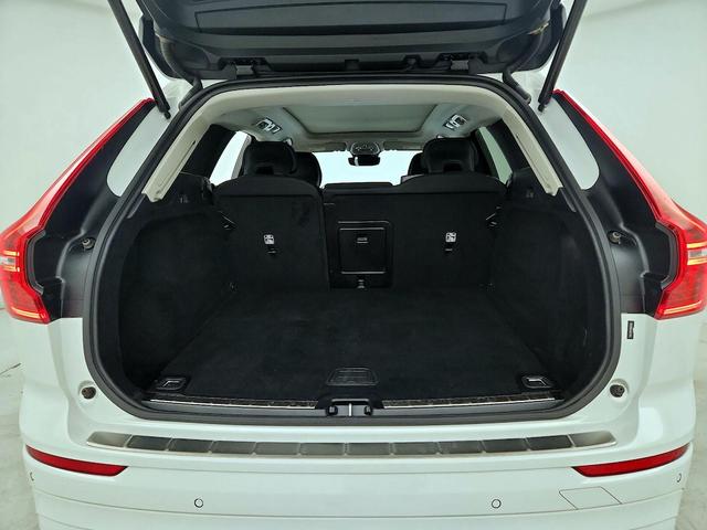 Photo of 2022 Pearl Volvo XC60