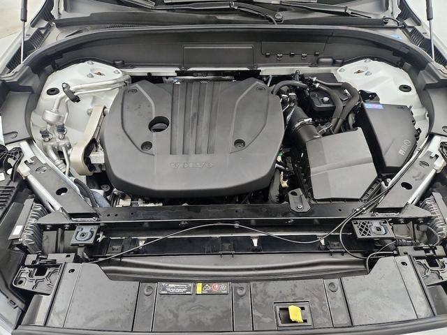 Photo of 2022 Pearl Volvo XC60